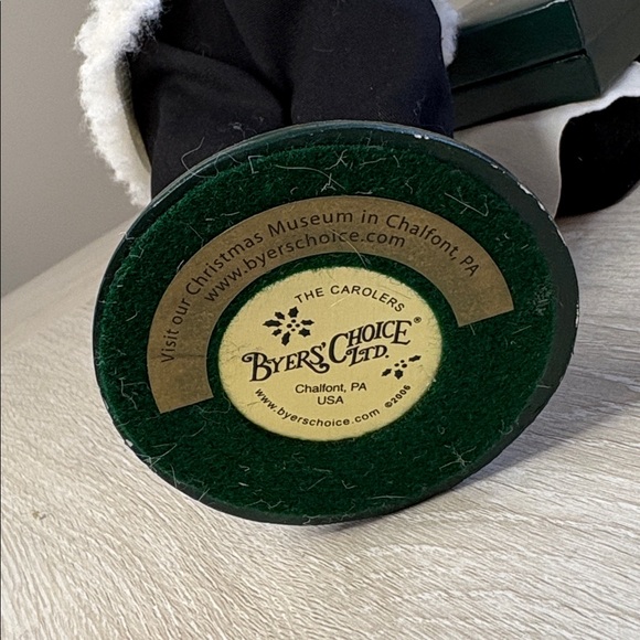 Byers Choice 2007 Irish Santa with Drum and Basket of Presents - Picture 11 of 12